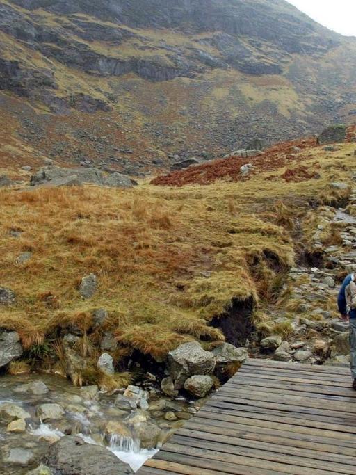 Ein Mann wandert am 7.1.2004 am "Old Man of Coniston" im Lake District in Cumbria, England.