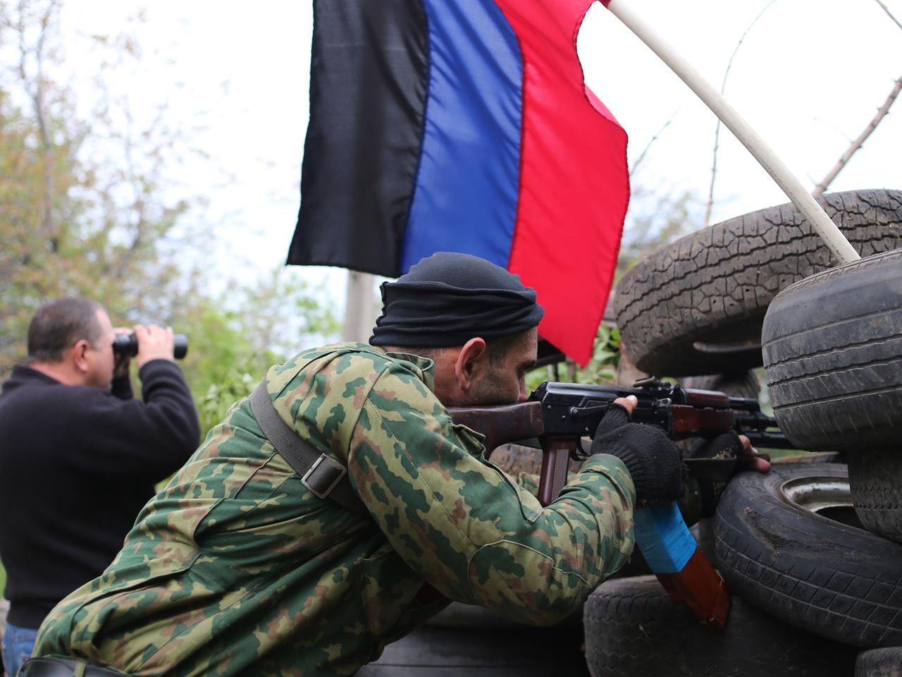 Pro-russische Kämpfer vor Slawjansk am 02.05.2014 Pro-russische Kämpfer vor Slawjansk am 02.05.2014