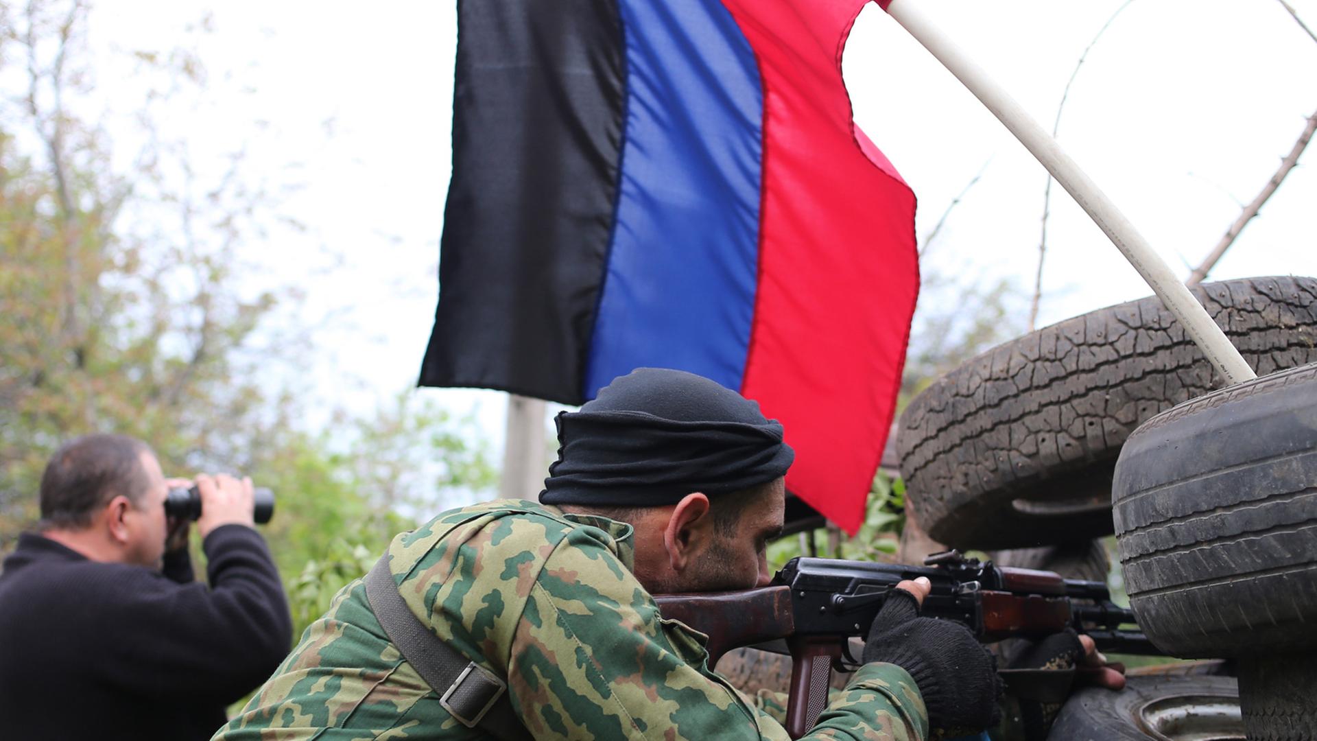 Pro-russische Kämpfer vor Slawjansk am 02.05.2014 Pro-russische Kämpfer vor Slawjansk am 02.05.2014