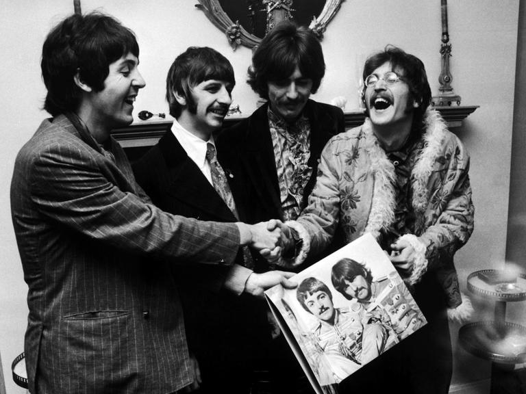 Die Beatles (von links nach rechts) George Harrison (1943 - 2001), Ringo Starr, John Lennon (1940 - 1980) und Paul McCartney halten die Hülle ihrer neuen LP "Sgt. Pepper's Lonely Hearts Club Band" am 19. Mai 1967.