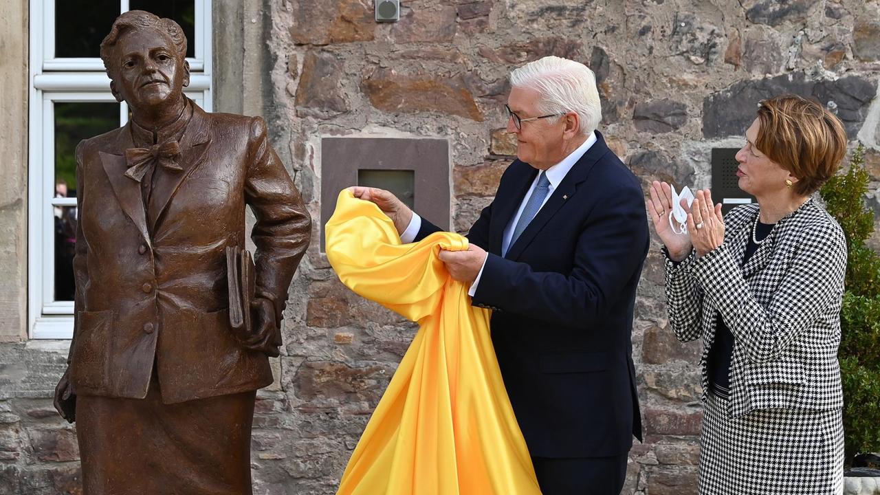 Bundespräsident Frank-Walter Steinmeier enthüllt eine Bronzestatue der Kasseler Ehrenbürgerin Elisabeth Selbert. Bundespräsident Frank-Walter Steinmeier enthüllt eine Bronzestatue der Kasseler Ehrenbürgerin Elisabeth Selbert.