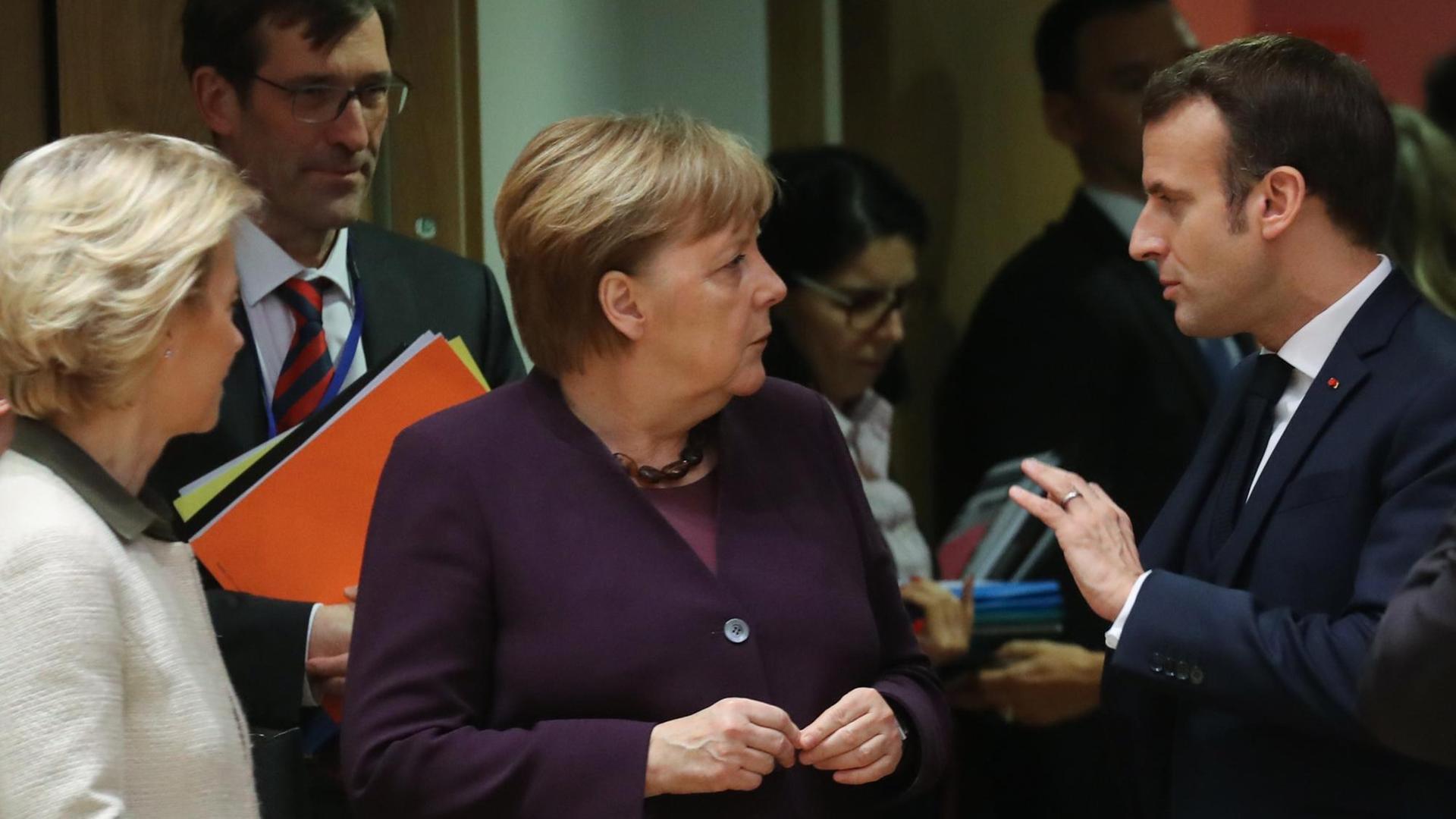 EU-Kommissionschefin Ursula von der Leyen, Angela Merkel, deutsche Bundeskanzlerin und Frankreichs Staatschef Emmanuel Macron auf dem EU-Haushaltsgipfel am 20.2. in Brüssel EU-Kommissionschefin Ursula von der Leyen, Angela Merkel, deutsche Bundeskanzlerin und Frankreichs Staatschef Emmanuel Macron auf dem EU-Haushaltsgipfel am 20.2. in Brüssel