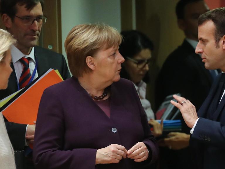 EU-Kommissionschefin Ursula von der Leyen, Angela Merkel, deutsche Bundeskanzlerin und Frankreichs Staatschef Emmanuel Macron auf dem EU-Haushaltsgipfel am 20.2. in Brüssel