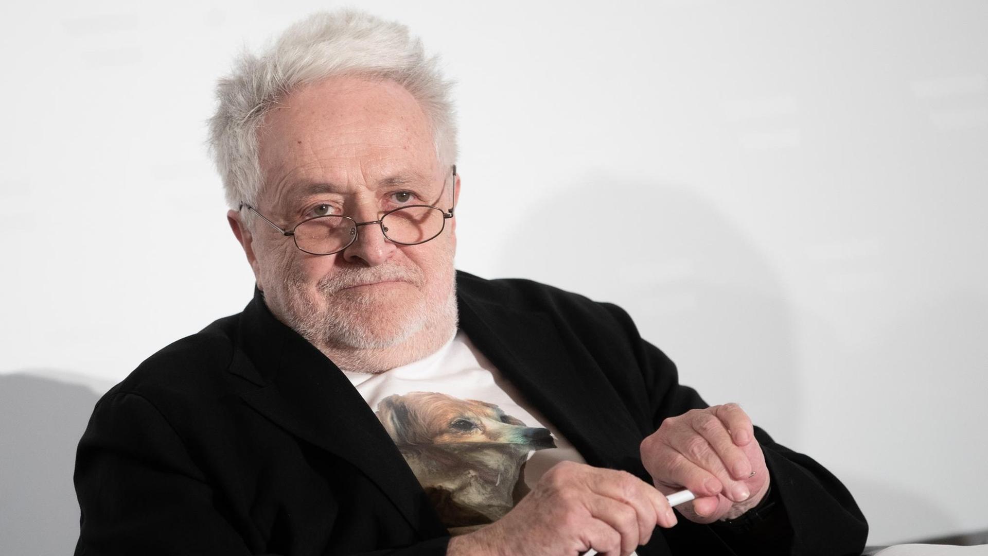Der Publizist Henryk M. Broder hält einen Stift in der Hand und schaut in die Kamera Der Publizist Henryk M. Broder hält einen Stift in der Hand und schaut in die Kamera