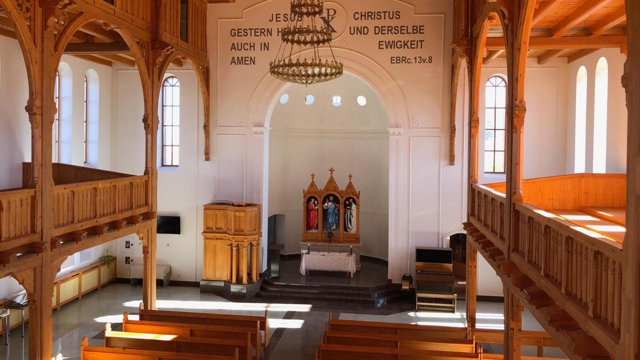 Die Kirche im Dorf Sorkino wurde mit Hilfe eines Russlanddeutschen saniert. Der Innenraum mit viel Holz und weißen Wänden wirkt hell und neu. Die Kirche im Dorf Sorkino wurde mit Hilfe eines Russlanddeutschen saniert. Der Innenraum mit viel Holz und weißen Wänden wirkt hell und neu.