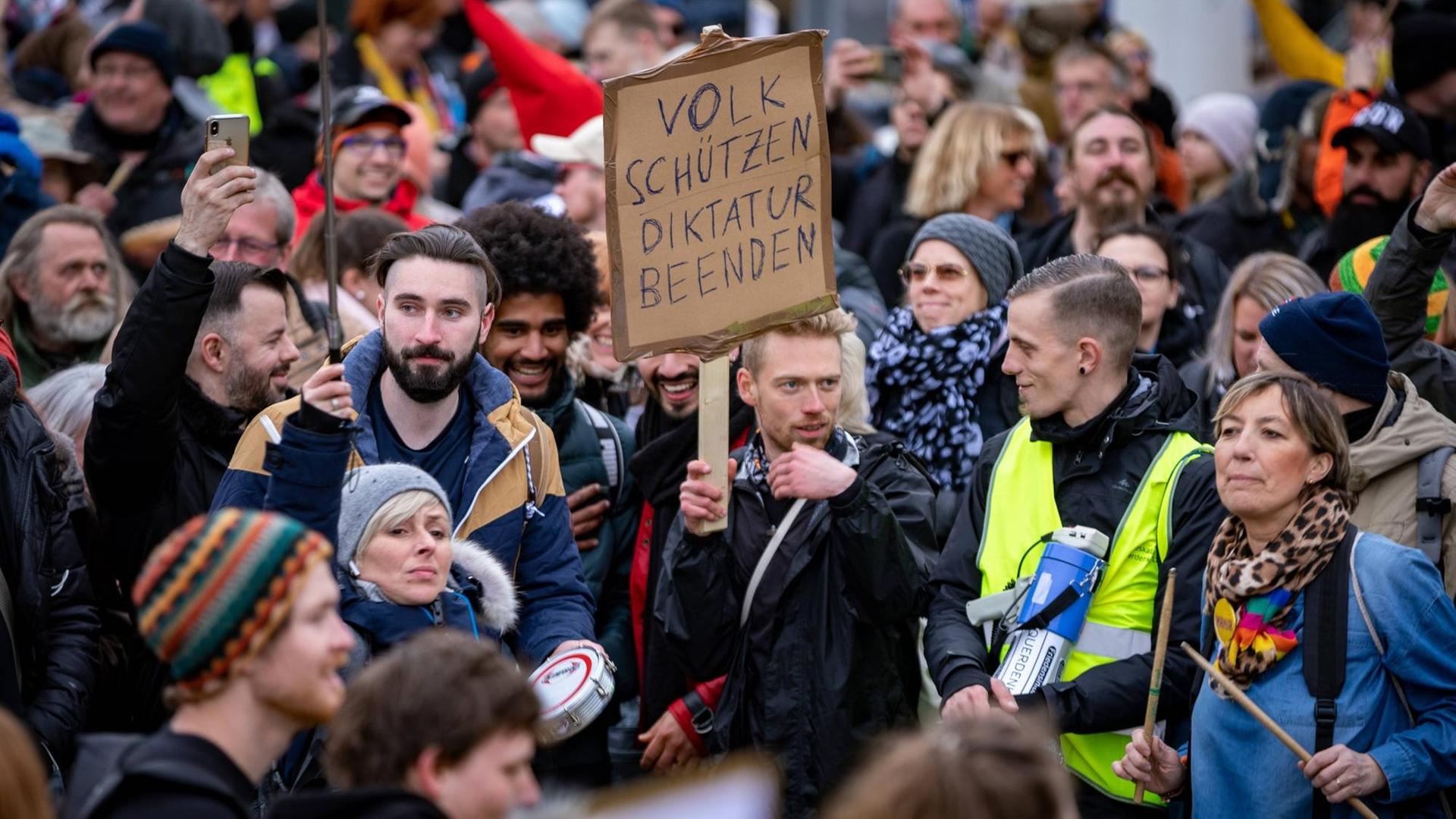 Demonstration gegen die Corona Auflagen. Teilnehmer auf einer Kundgebung auf dem Friedrichsplatz in Kassel. Sie stehen eng beieinander und tragen keine Masken. 20. März 2021. Demonstration gegen die Corona Auflagen. Teilnehmer auf einer Kundgebung auf dem Friedrichsplatz in Kassel. Sie stehen eng beieinander und tragen keine Masken. 20. März 2021.