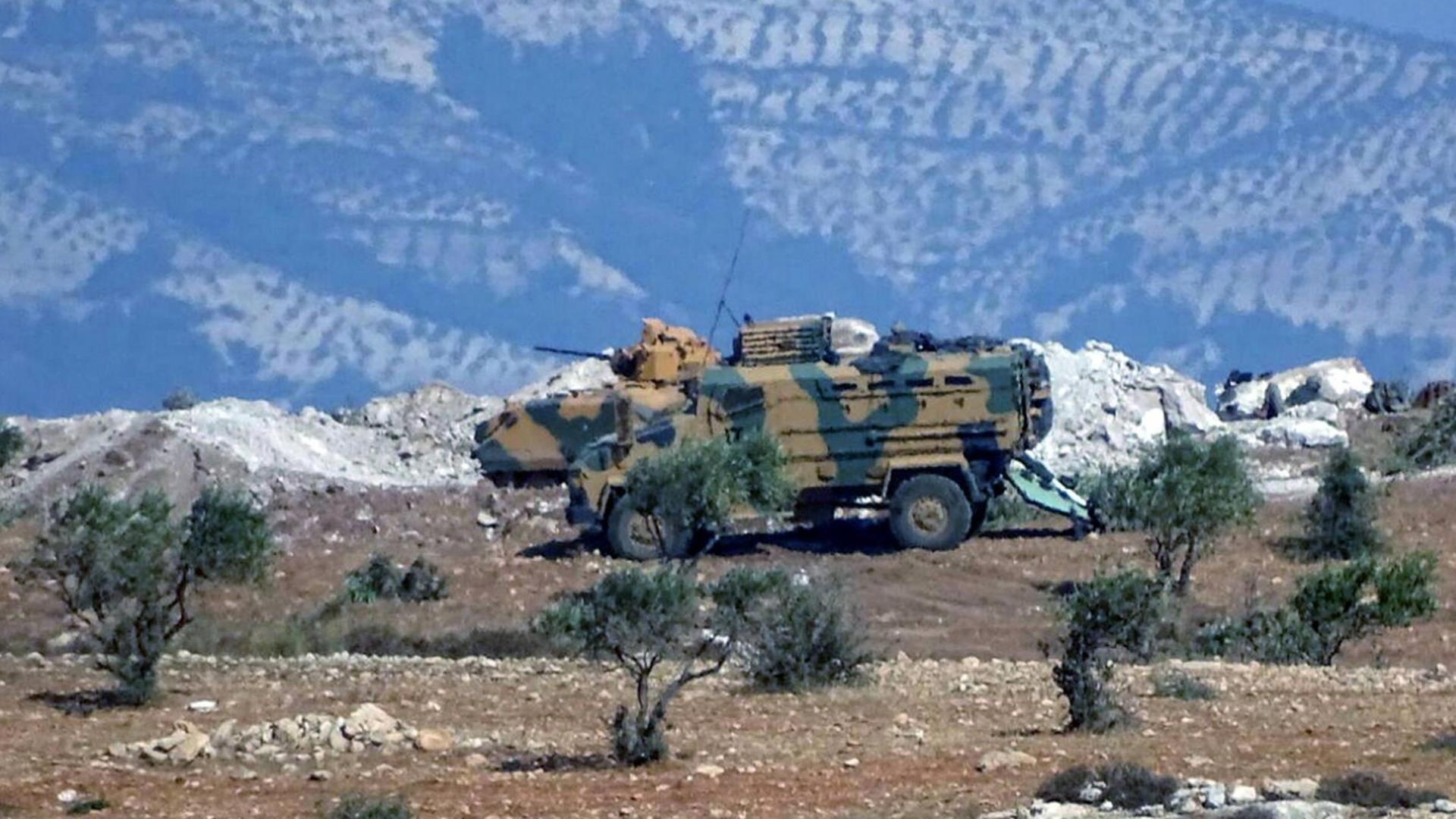 Ein türkisches Militärfahrzeug steht an einer Bergkante in der Provinz Idlib Ein türkisches Militärfahrzeug steht an einer Bergkante in der Provinz Idlib