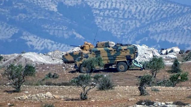 Ein türkisches Militärfahrzeug steht an einer Bergkante in der Provinz Idlib