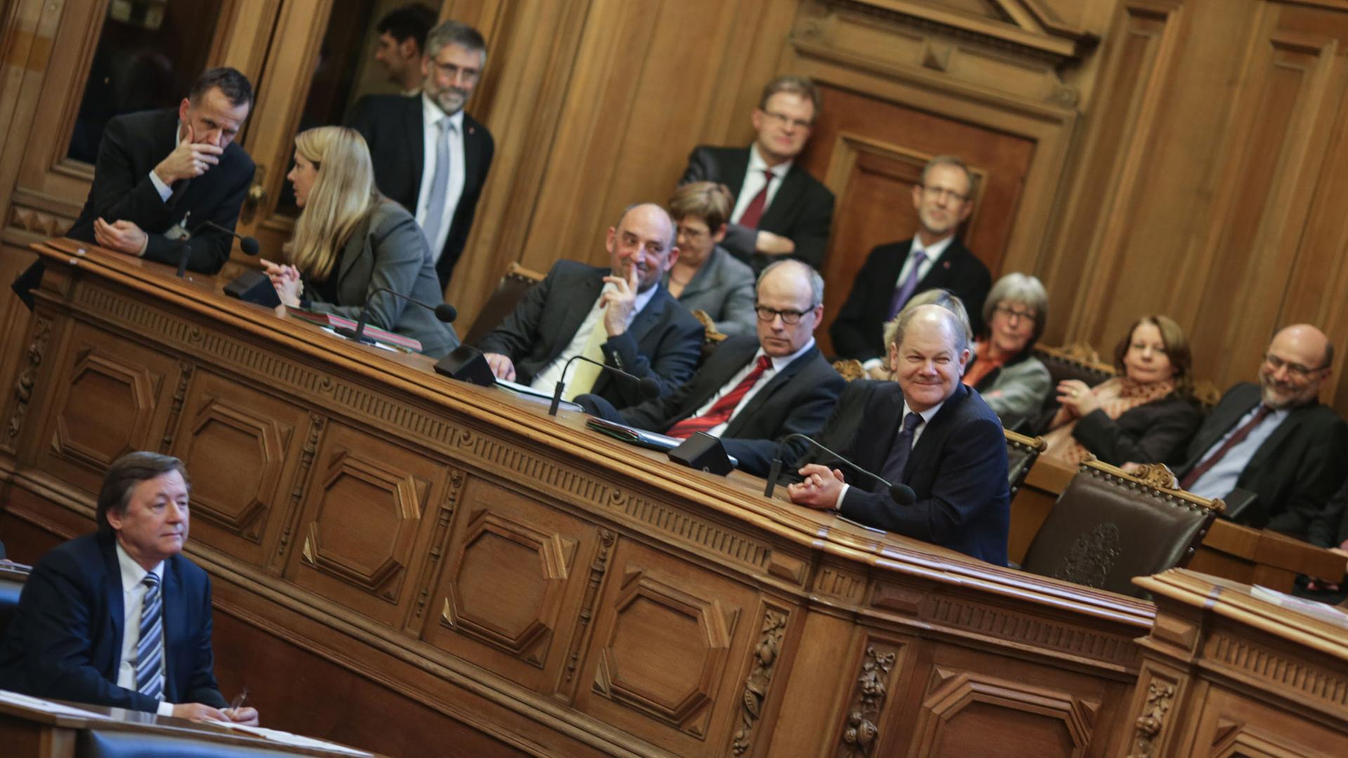 Der Fraktionsvorsitzende der AfD in der Hamburgischen Bürgerschaft, Jörn Kruse, sitzt in Hamburg im Rathaus vor der Senatsbank. Dort sitzt u.a. Hamburgs Erster Bürgermeister Olaf Scholz. Der Fraktionsvorsitzende der AfD in der Hamburgischen Bürgerschaft, Jörn Kruse, sitzt in Hamburg im Rathaus vor der Senatsbank. Dort sitzt u.a. Hamburgs Erster Bürgermeister Olaf Scholz.