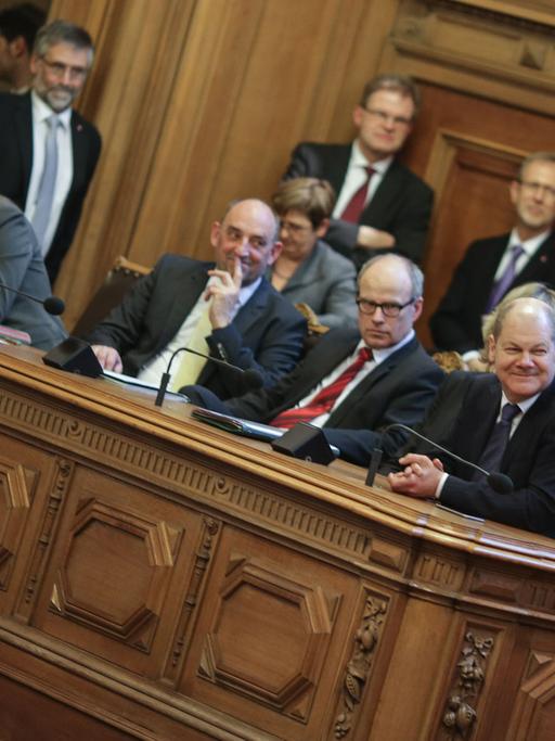 Der Fraktionsvorsitzende der AfD in der Hamburgischen Bürgerschaft, Jörn Kruse, sitzt in Hamburg im Rathaus vor der Senatsbank. Dort sitzt u.a. Hamburgs Erster Bürgermeister Olaf Scholz.