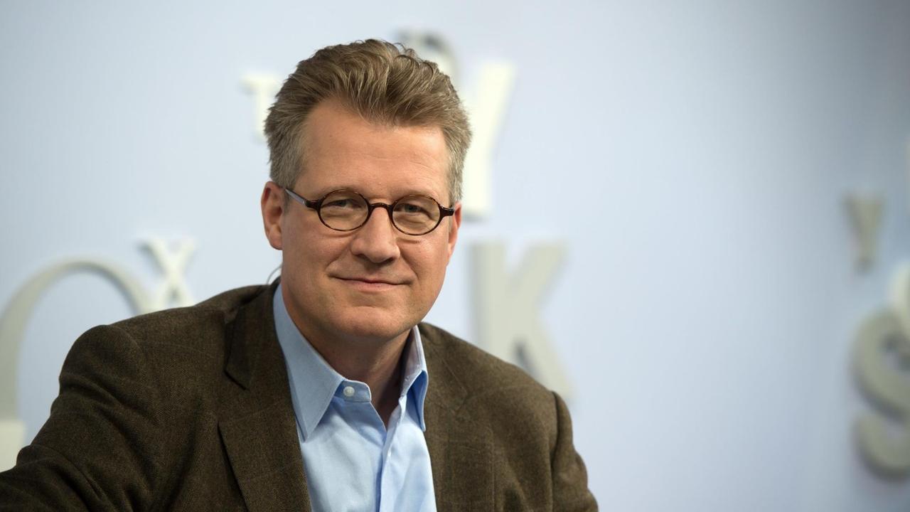 Der Historiker Philipp Blom aufgenommen im Oktober 2016, auf der 68. Frankfurter Buchmesse, in Frankfurt/Main (Hessen). Der Historiker Philipp Blom aufgenommen im Oktober 2016, auf der 68. Frankfurter Buchmesse, in Frankfurt/Main (Hessen).