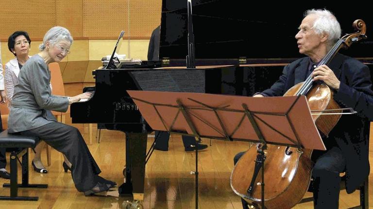 Adel verpflichtet: 2016 wurde der Cellist Wolfang Boettcher von der japanischen Kaiserin Michiko am Klavier begleitet.