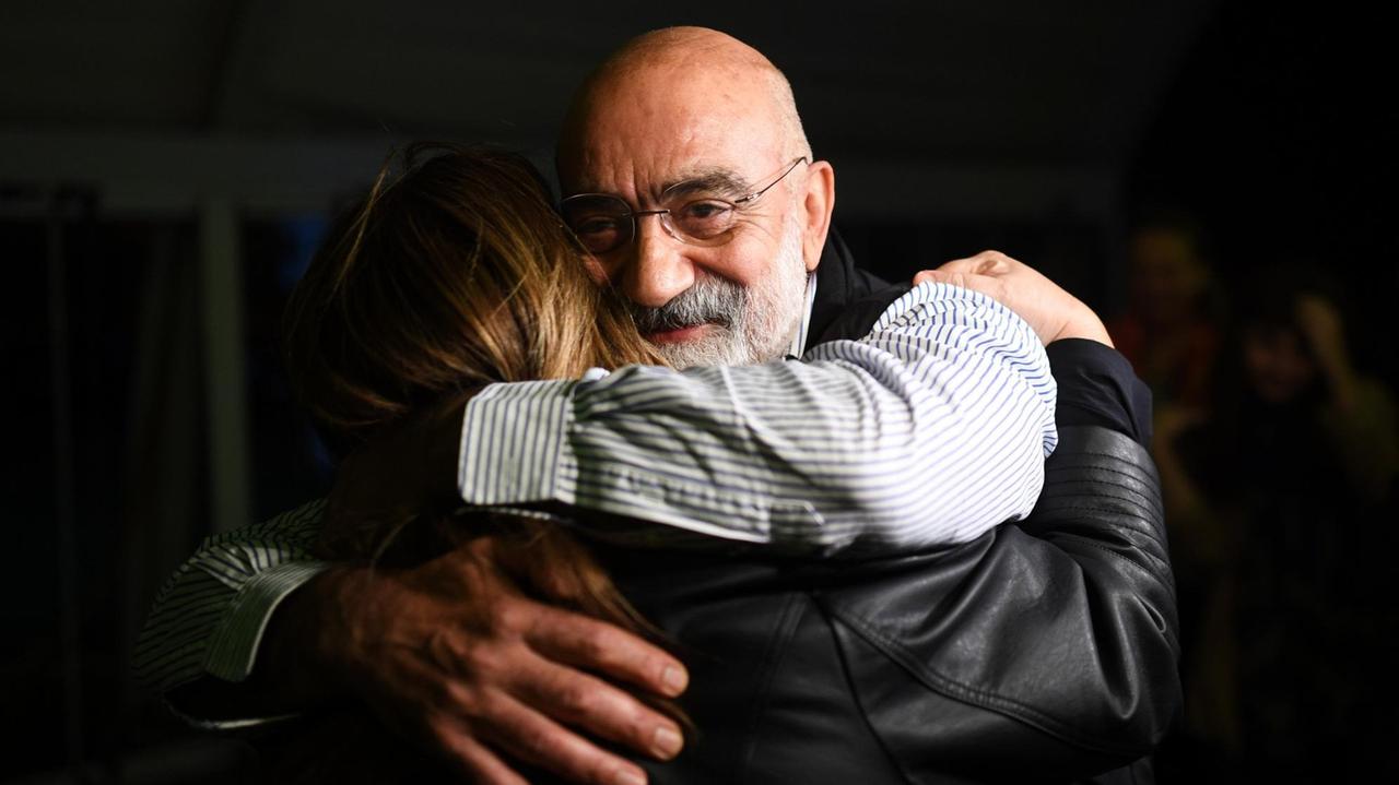 Der türkische Journalist und Schriftsteller Ahmet Altan umarmt seine Freunde und Verwandten, nachdem er am 4. November 2019 freigelassen wurde.
Der türkische Journalist und Schriftsteller Ahmet Altan umarmt seine Freunde und Verwandten, nachdem er am 4. November 2019 freigelassen wurde.