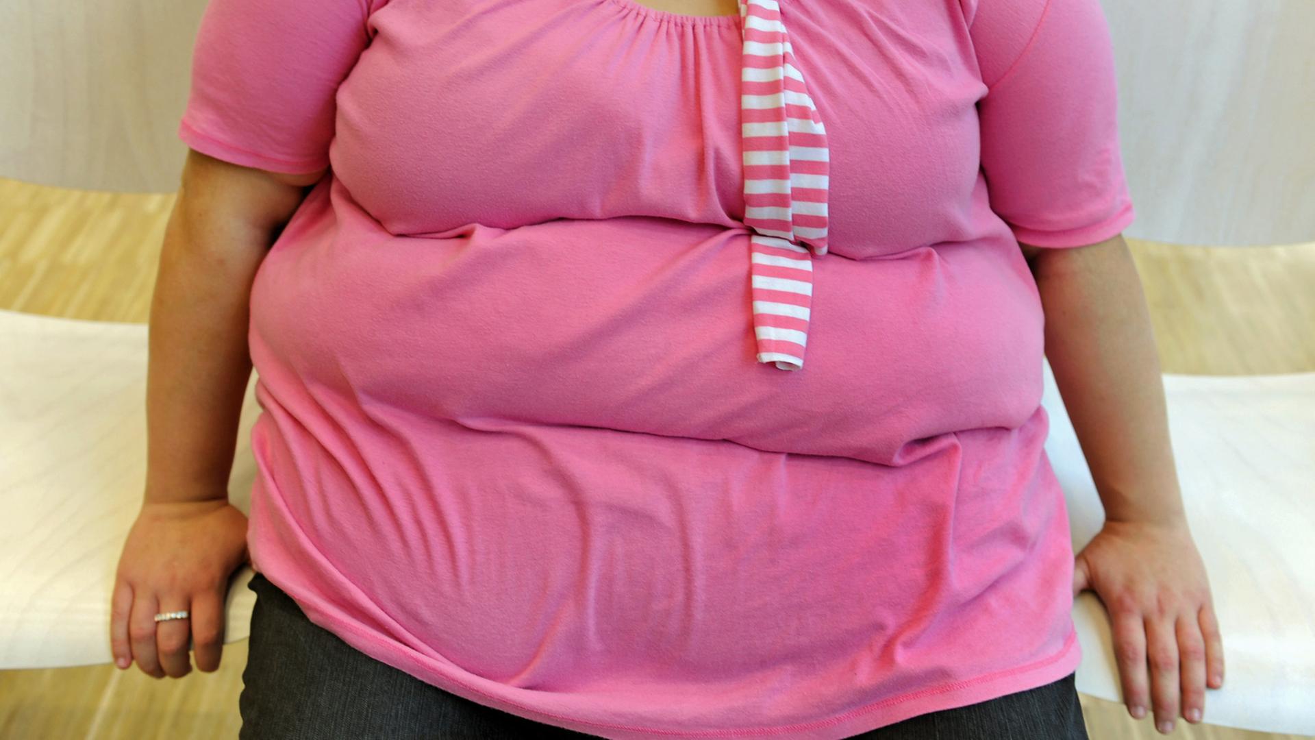 Eine übergewichtige Frau in der Ernährungssprechstunde in der Klinik für Innere Medizin der Universität Leipzig; Aufnahme vom Oktober 2010 Eine übergewichtige Frau in der Ernährungssprechstunde in der Klinik für Innere Medizin der Universität Leipzig; Aufnahme vom Oktober 2010
