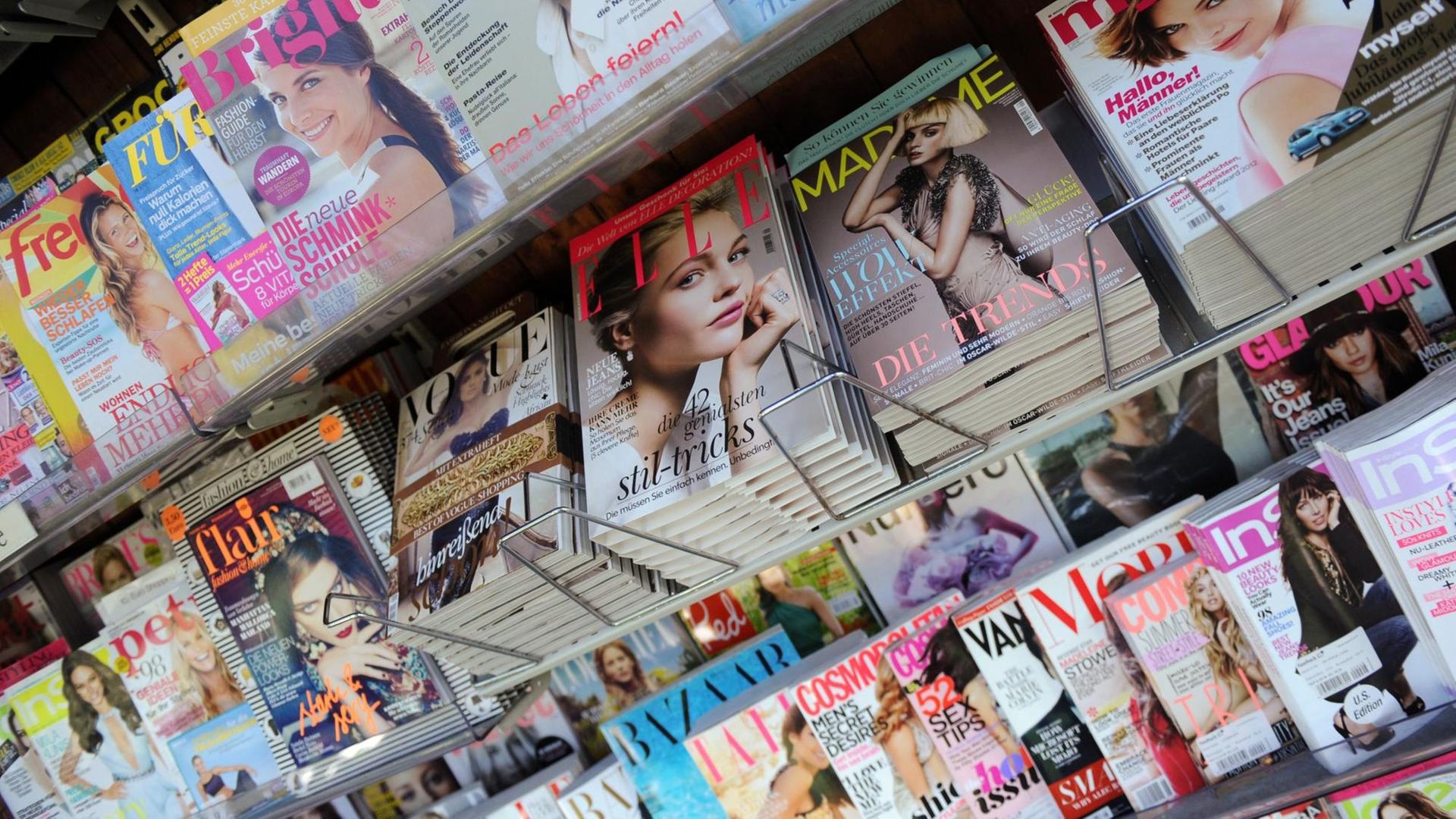 Frauenzeitschriften im Kioskregal Frauenzeitschriften im Kioskregal