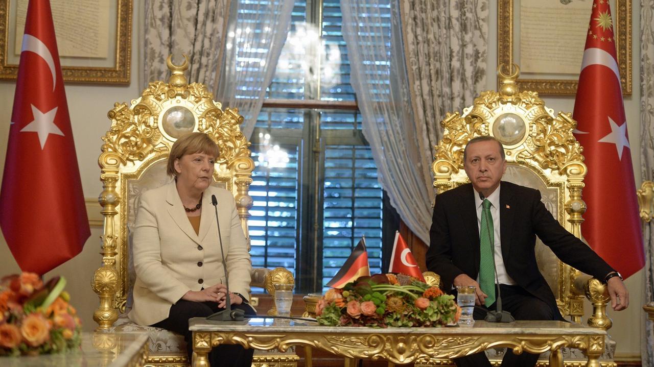 Bundeskanzlerin Angela Merkel bei einem Treffen mit dem türkischen Präsidenten Recep Tayyip Erdogan am 18.10.2015 im Yildiz Palast in Istanbul