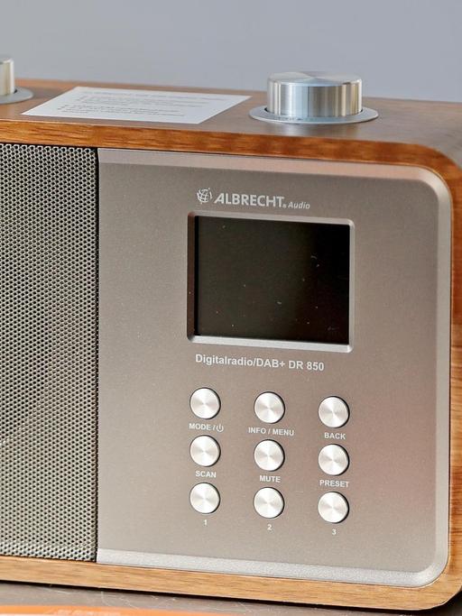 Ein Radio mit Digitalempfang steht am 09.05.2016 auf dem Medientreffpunkt Mitteldeutschland in Leipzig (Sachsen).