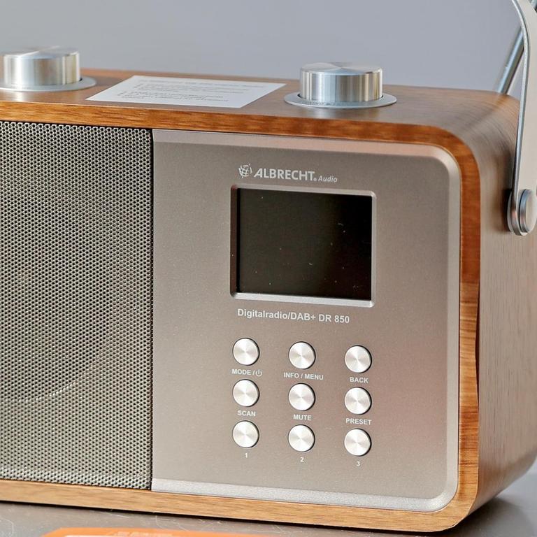 Ein Radio mit Digitalempfang steht am 09.05.2016 auf dem Medientreffpunkt Mitteldeutschland in Leipzig (Sachsen).