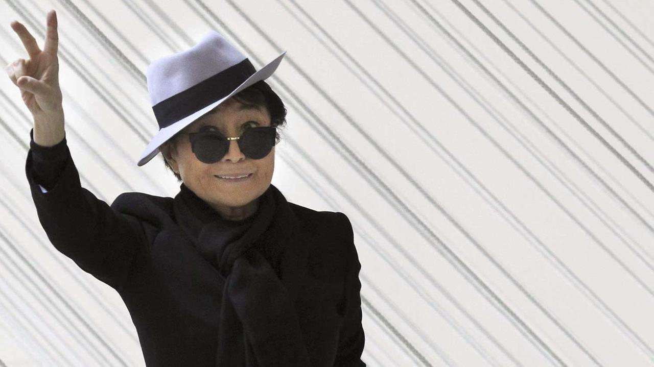 Die Künstlerin Yoko Ono bei ihrer Retrospektive "Half-A-Wind Show" im Guggenheim Museum in Bilbao, Spanien Die Künstlerin Yoko Ono bei ihrer Retrospektive "Half-A-Wind Show" im Guggenheim Museum in Bilbao, Spanien