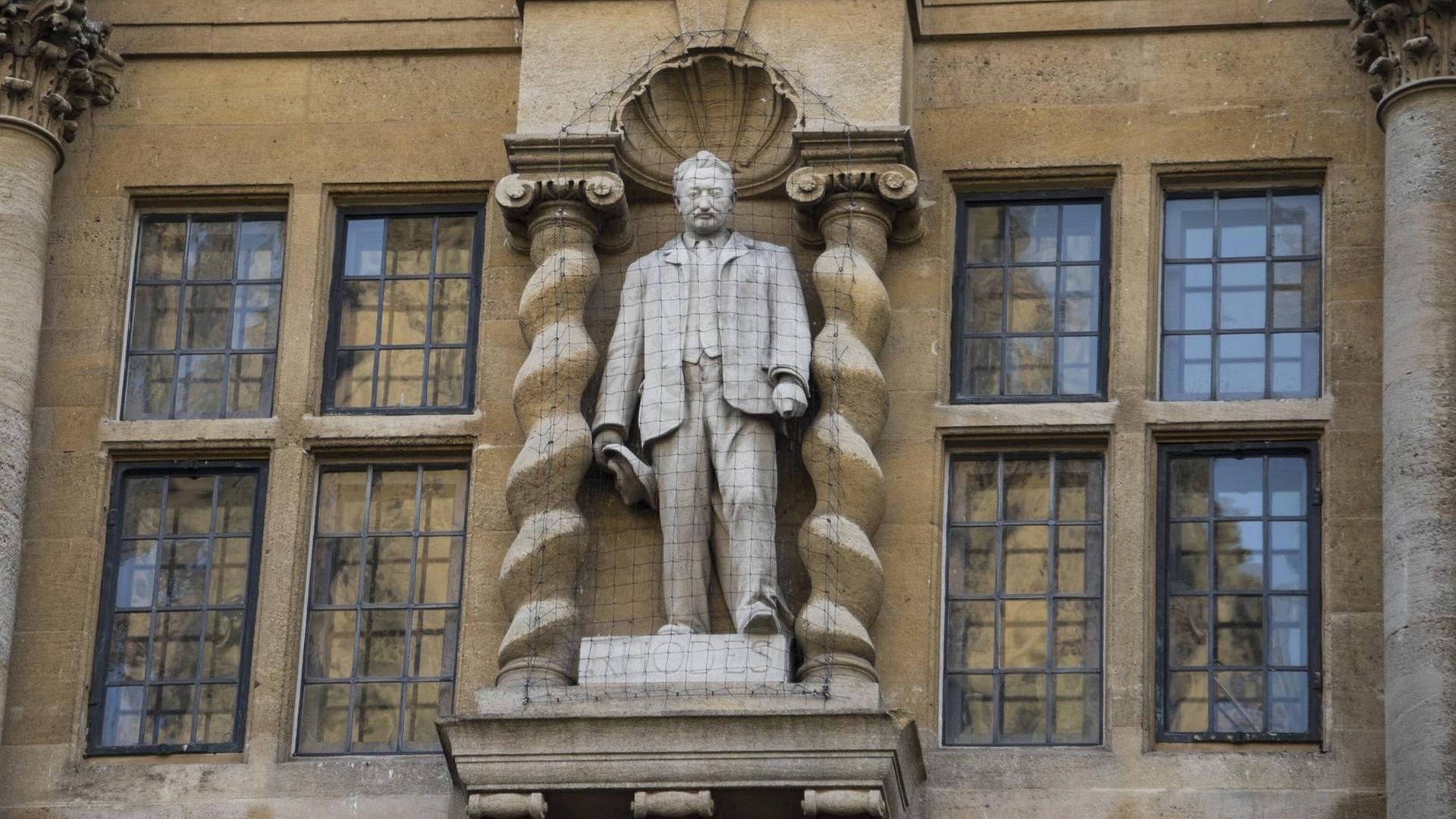 Eine Cecil-Rhodes-Statue am Oriel-College an der Universität Oxford. Eine Cecil-Rhodes-Statue am Oriel-College an der Universität Oxford.