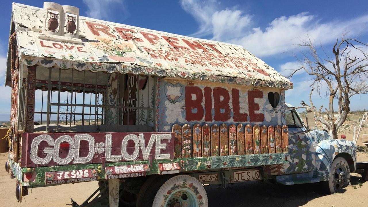 Ein alter Truck mit der Aufschrift "Gott ist Liebe"