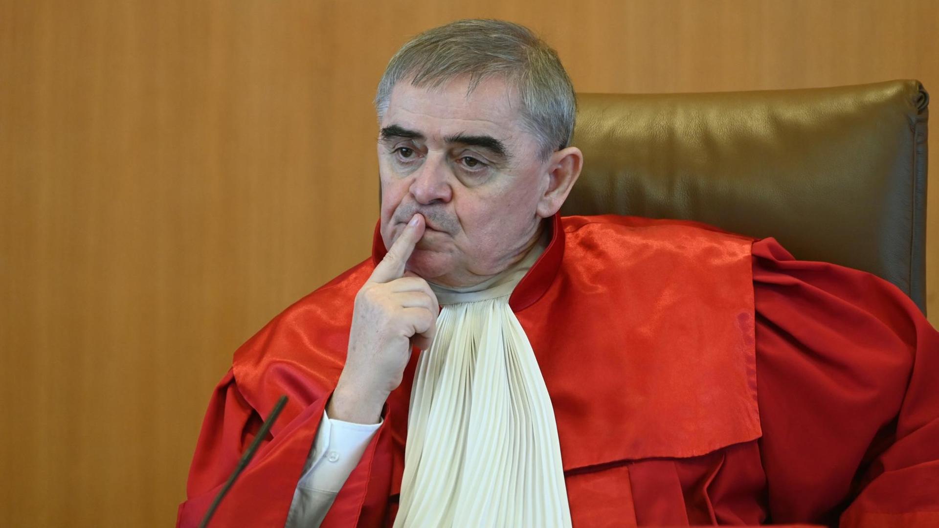 Justiz - Scheidender Bundesverfassungsrichter Müller hält Ex-Politiker am höchsten deutschen Gericht ungeachtet für sinnvoll