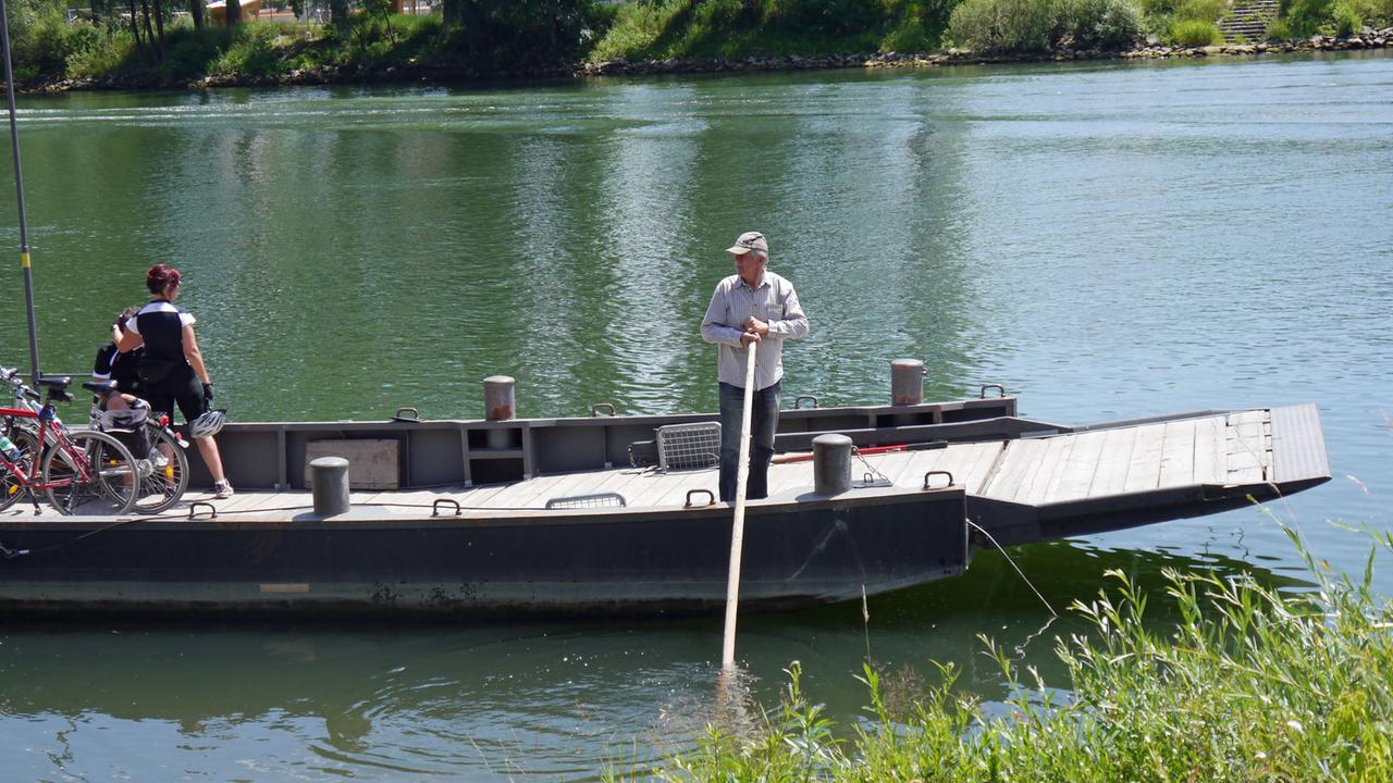 Auf dem Fluss Pentling bei Regensburg arbeitet auch heute noch ein Fährmann.