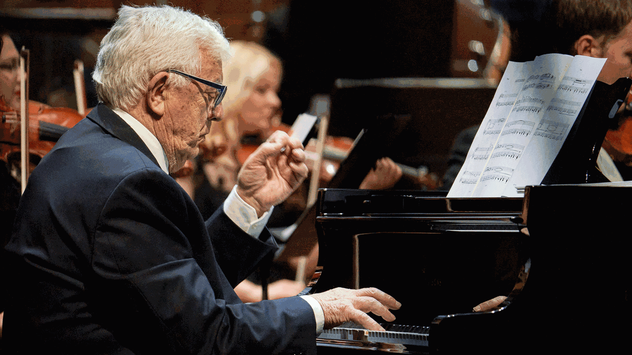 Der Pianist und Komponist Raimonds Pauls und das Lettische Nationale Sinfonieorchester unter Leitung von Andris Poga am 7.1.21 in der Großen Gilde Riga im Gala-Konzert vom lettischen Radio Klasika Der Pianist und Komponist Raimonds Pauls und das Lettische Nationale Sinfonieorchester unter Leitung von Andris Poga am 7.1.21 in der Großen Gilde Riga im Gala-Konzert vom lettischen Radio Klasika