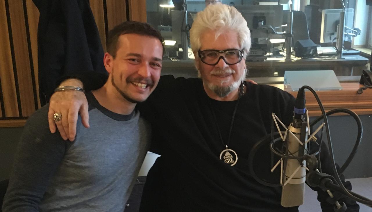 Der Moderator Timo Grampes (l) hat Ricky Shane (r) im Studio des Deutschlandfunk Kultur getroffen. Der Moderator Timo Grampes (l) hat Ricky Shane (r) im Studio des Deutschlandfunk Kultur getroffen.