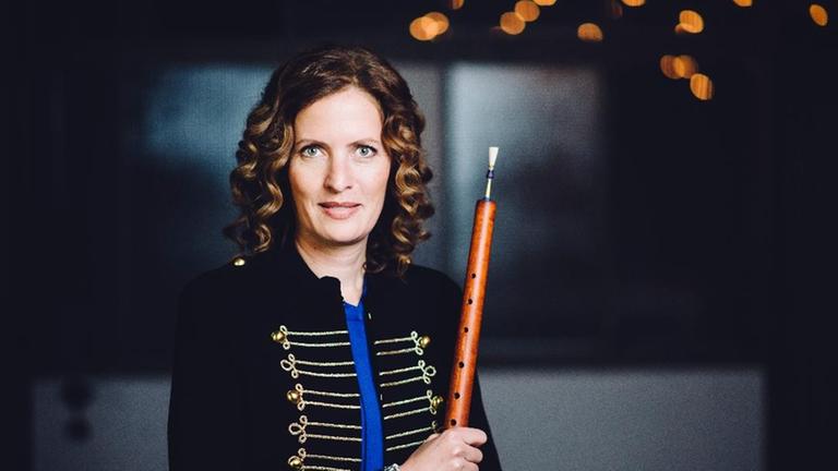 Die Musikerin mit ihrem Instrument im Porträt. Die Musikerin mit ihrem Instrument im Porträt.