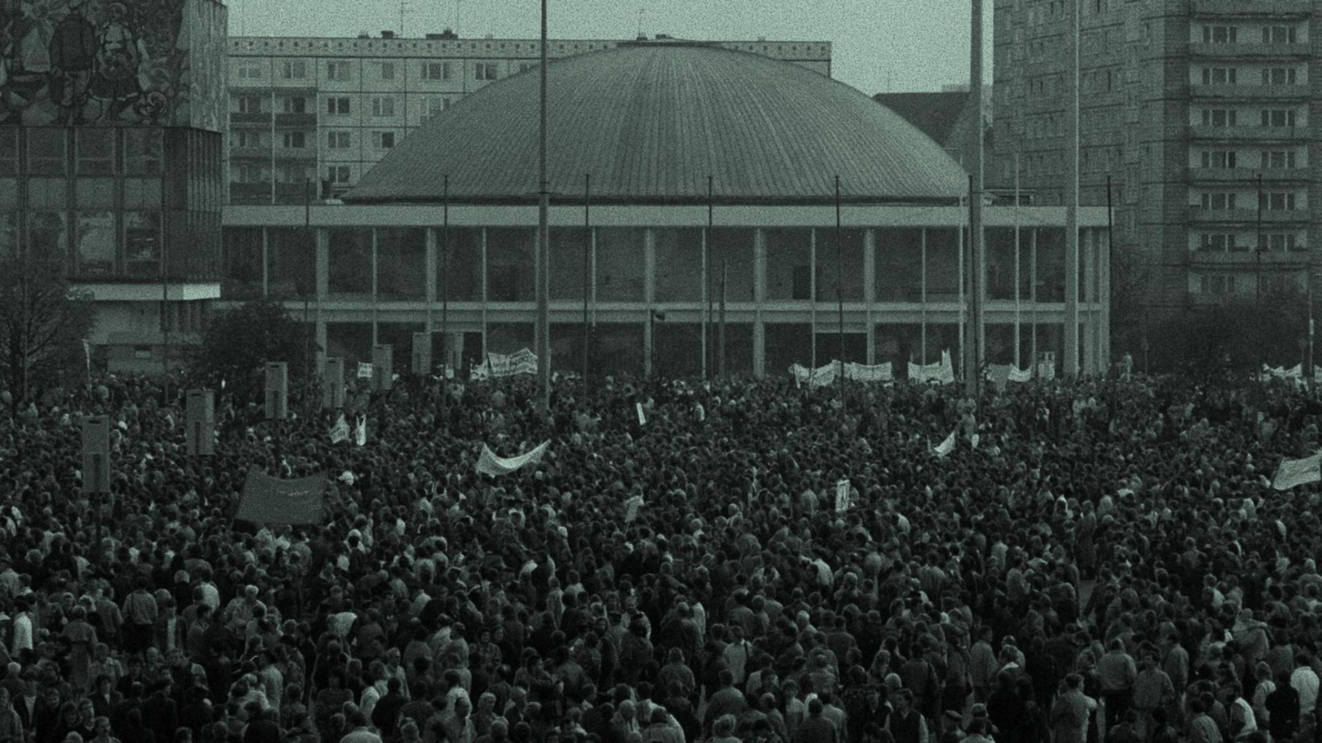Knapp vier Wochen nach dem 40. Jahrestag der DDR kommt es am 4.11.1989 in Ostberlin zu der bislang größten nichtstaatlichen Demonstration in der DDR. Über 500.000 Menschen gehen auf die Straße, um für mehr Demokratie, Bürgerrechte und Reformen in ihrem Land zu demonstrieren. Knapp vier Wochen nach dem 40. Jahrestag der DDR kommt es am 4.11.1989 in Ostberlin zu der bislang größten nichtstaatlichen Demonstration in der DDR. Über 500.000 Menschen gehen auf die Straße, um für mehr Demokratie, Bürgerrechte und Reformen in ihrem Land zu demonstrieren.
