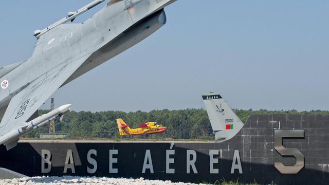 Die Basis Nr. 5 am Militärflughafen Monte Real mit einem Airborne Fire Fighter im Hintergrund.