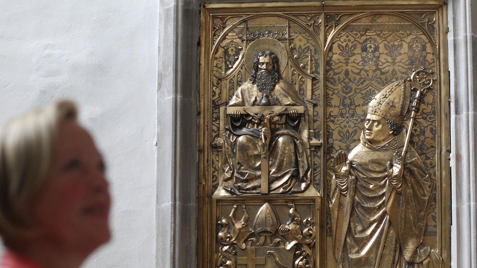 Eine Frau steht am 07.08.2014 im Dom von Merseburg (Sachsen-Anhalt) vor einem Epitaph aus dem 15. Jahrhundert mit der Abbildung des Thilo von Trotha. Der 500. Todestag des Kirchenfürsten ist Anlass für die Sonderausstellung, die vom 10.8. bis 2.11.2014 im Dom zu Merseburg und im Kulturhistorischen Museum Schloss Merseburg zu sehen ist. Eine Frau steht am 07.08.2014 im Dom von Merseburg (Sachsen-Anhalt) vor einem Epitaph aus dem 15. Jahrhundert mit der Abbildung des Thilo von Trotha. Der 500. Todestag des Kirchenfürsten ist Anlass für die Sonderausstellung, die vom 10.8. bis 2.11.2014 im Dom zu Merseburg und im Kulturhistorischen Museum Schloss Merseburg zu sehen ist.