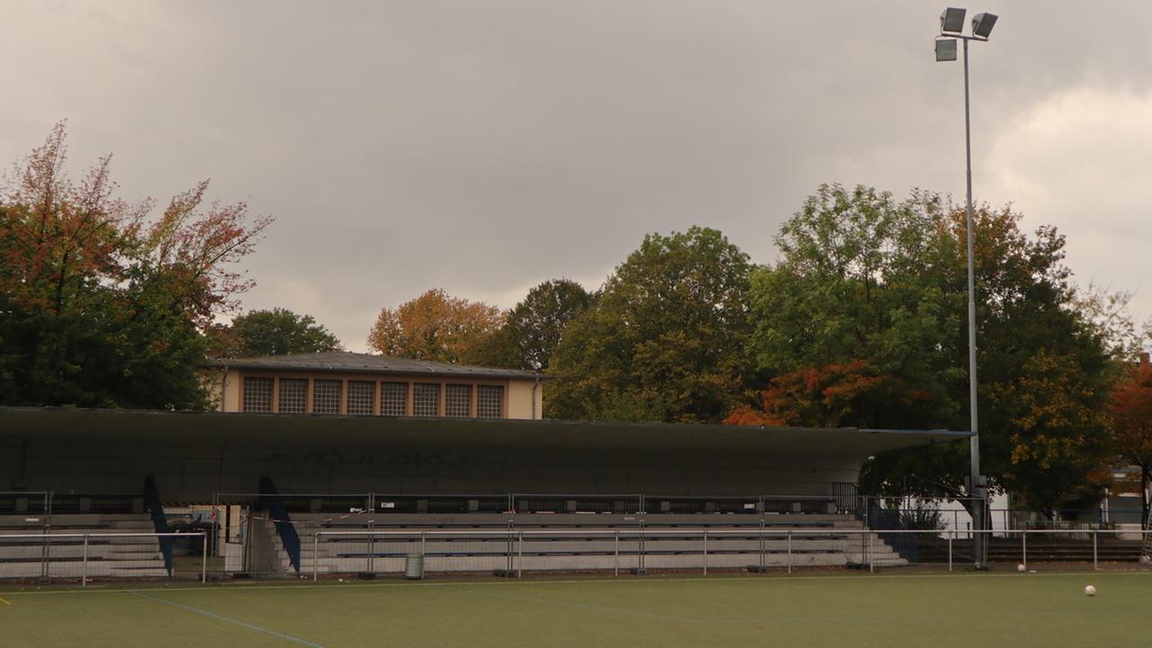 Kunstrasenplatz des BVA mit kleiner Tribüne Kunstrasenplatz des BVA mit kleiner Tribüne