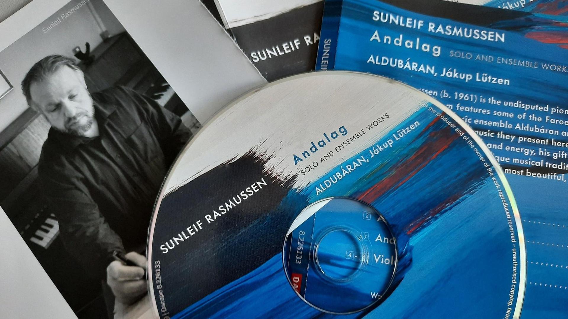 Collage mit einer CD von Sunleif Rasmussen. Darauf sind die CD und das Inlay mit einem Bild des Komponisten zu sehen.