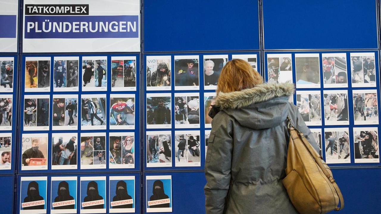 Eine Journalistin in Hamburg bei der Pressekonferenz Soko "Schwarzer Block" zur Fahndung nach mutmaßlichen G20-Gewalttätern. Eine Journalistin in Hamburg bei der Pressekonferenz Soko "Schwarzer Block" zur Fahndung nach mutmaßlichen G20-Gewalttätern.