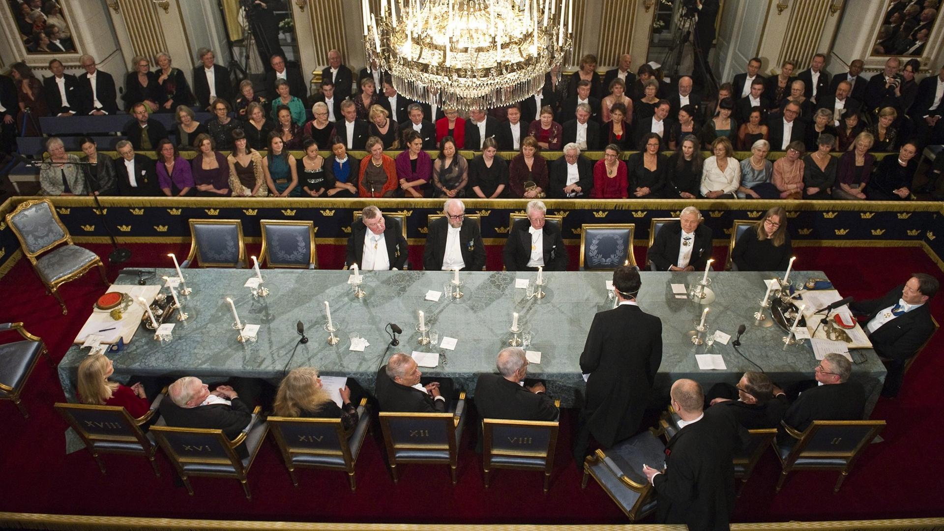 Sitzung der Schwedischen Akademie im Jahr 2011. Dabei wurde das neue Mitglied Professor Tomas Riad vom damaligen ständigen Sekretär Peter Eglund eingeführt. Sitzung der Schwedischen Akademie im Jahr 2011. Dabei wurde das neue Mitglied Professor Tomas Riad vom damaligen ständigen Sekretär Peter Eglund eingeführt.