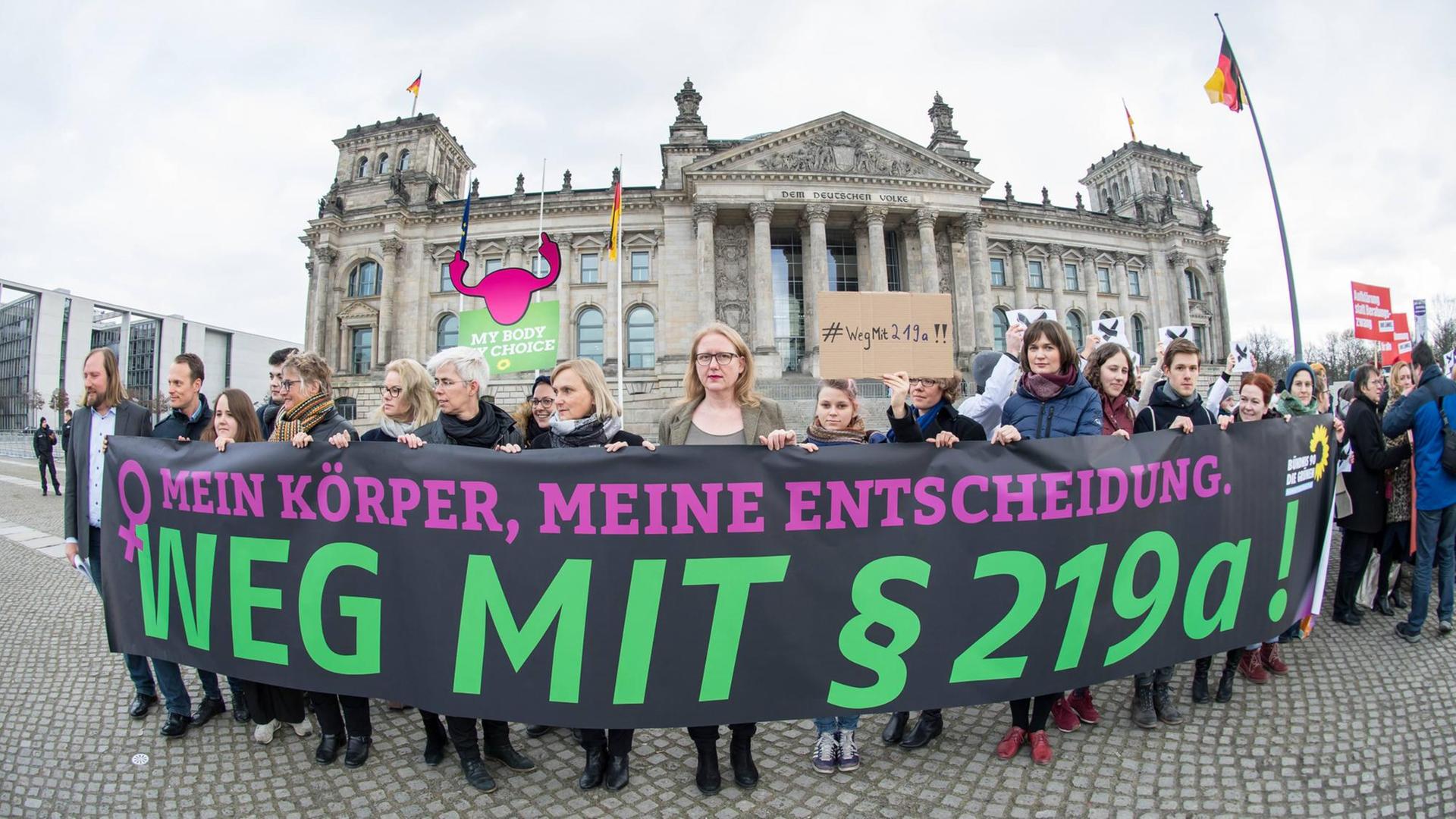 Kundgebung für die Streichung von Paragraph 219a vor dem Bundestag Kundgebung für die Streichung von Paragraph 219a vor dem Bundestag
