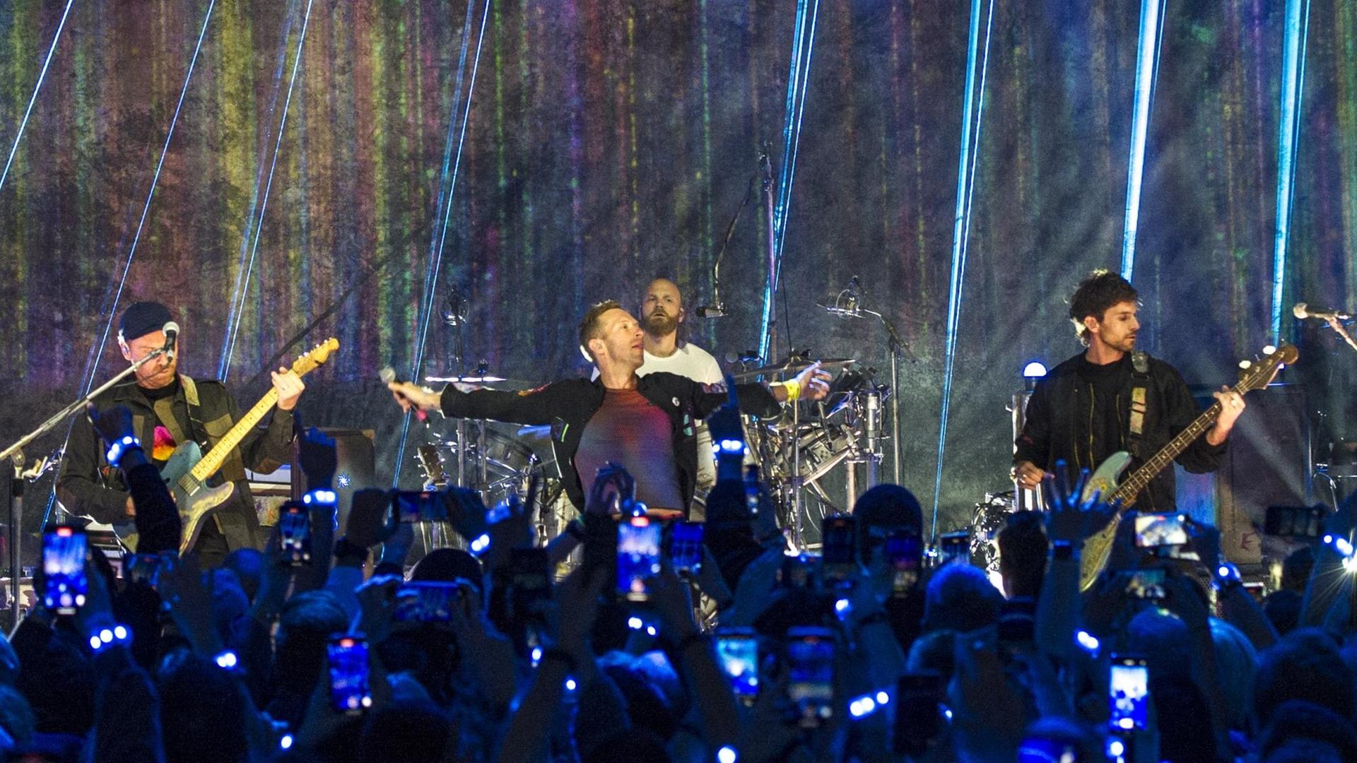 Die britische Band Coldplay präsentiert im Oktober 2021 in einem Konzert in London ihr neues Album "Music of the Spheres". Zu sehen sind (v.l.n.r.): Jonny Buckland, Gitarre, Frontmann Chris Martin, Will Champion, Schlagzeug, und Guy Berryman, Bass.