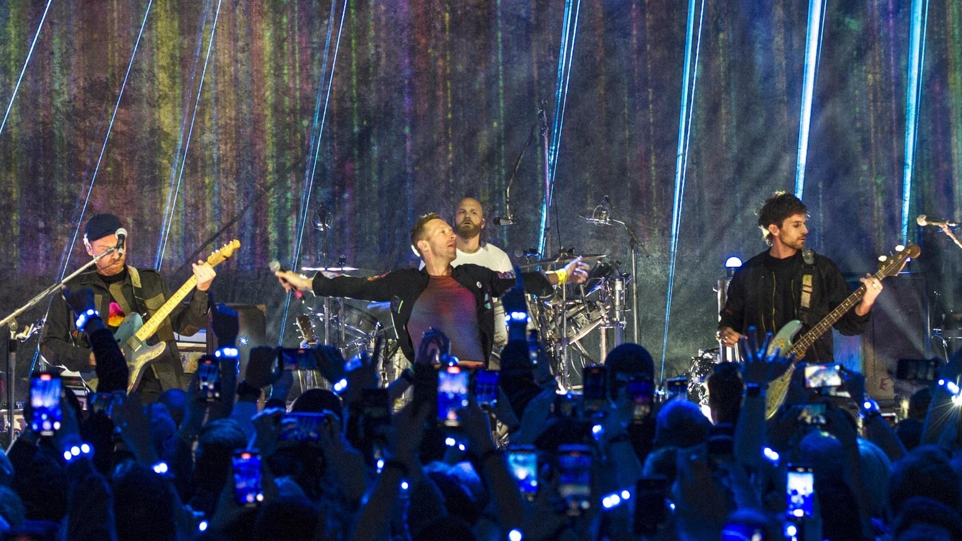 Die britische Band Coldplay präsentiert im Oktober 2021 in einem Konzert in London ihr neues Album "Music of the Spheres". Zu sehen sind (v.l.n.r.): Jonny Buckland, Gitarre, Frontmann Chris Martin, Will Champion, Schlagzeug, und Guy Berryman, Bass. Die britische Band Coldplay präsentiert im Oktober 2021 in einem Konzert in London ihr neues Album "Music of the Spheres". Zu sehen sind (v.l.n.r.): Jonny Buckland, Gitarre, Frontmann Chris Martin, Will Champion, Schlagzeug, und Guy Berryman, Bass.