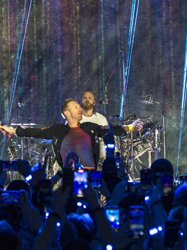 Die britische Band Coldplay präsentiert im Oktober 2021 in einem Konzert in London ihr neues Album "Music of the Spheres". Zu sehen sind (v.l.n.r.): Jonny Buckland, Gitarre, Frontmann Chris Martin, Will Champion, Schlagzeug, und Guy Berryman, Bass.
