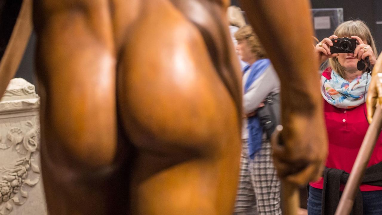 Eine Besucherin der Pressevorbesichtigung nimmt am 03.05.2016 in Frankfurt am Main in der Skulpturensammlung Liebieghaus ein Foto des experimentellen und farbig rekonstruierenden Nachgusses der Statuengruppe Erechtheus und Eumolpos in der Ausstellung "Athen. Triumph der Bilder" Eine Besucherin der Pressevorbesichtigung nimmt am 03.05.2016 in Frankfurt am Main in der Skulpturensammlung Liebieghaus ein Foto des experimentellen und farbig rekonstruierenden Nachgusses der Statuengruppe Erechtheus und Eumolpos in der Ausstellung "Athen. Triumph der Bilder"