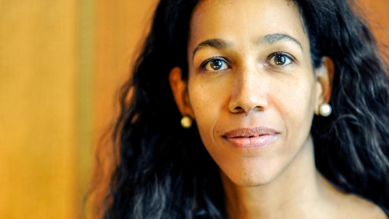 Posträt von Jennifer Teege, vor einem orangefarbenen Hintergrund. Posträt von Jennifer Teege, vor einem orangefarbenen Hintergrund.
