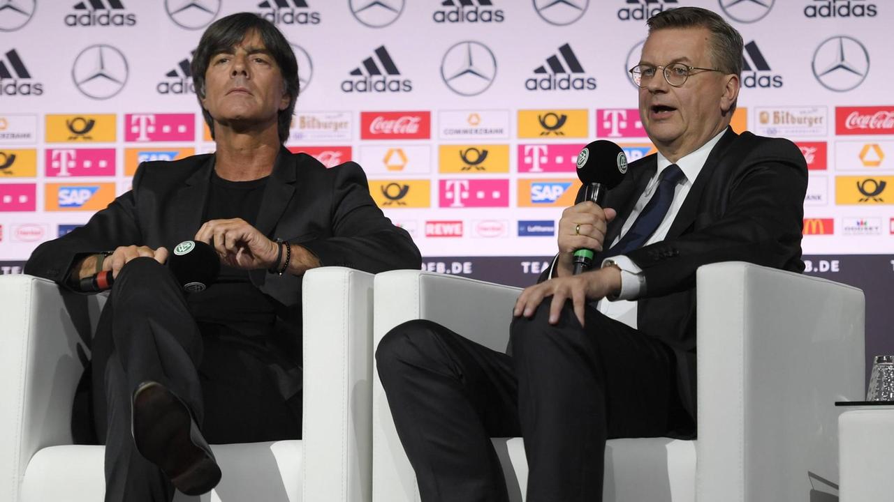 Bekanntgabe des vorläufigen WM Kaders für die Fussball Weltmeisterschaft 2018 in Russland mit Bundestrainer Joachim Löw und DFB Präsident Reinhard Grindel. Bekanntgabe des vorläufigen WM Kaders für die Fussball Weltmeisterschaft 2018 in Russland mit Bundestrainer Joachim Löw und DFB Präsident Reinhard Grindel.