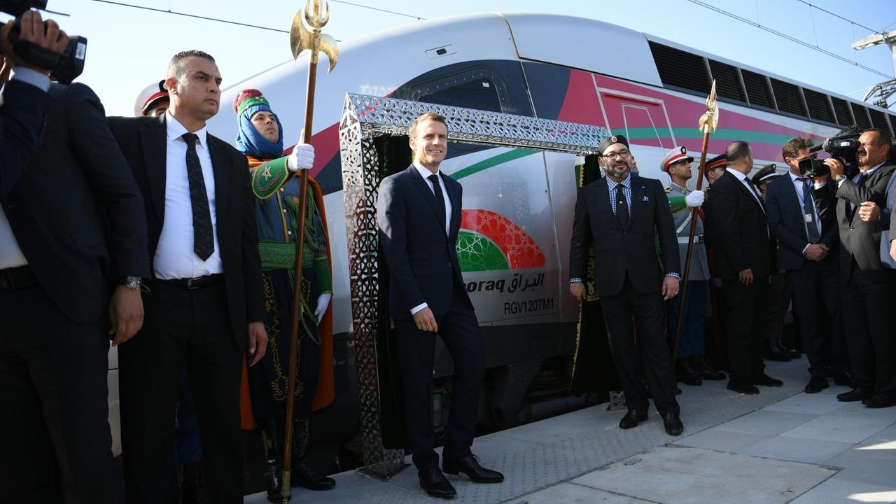 Marokkos König Mohammed VI. gemeinsam mit Frankreichs Präsident Emmanuel Macron bei der Eröffnung der Hochgeschwindigkeitszugstrecke in Tangier. Marokkos König Mohammed VI. gemeinsam mit Frankreichs Präsident Emmanuel Macron bei der Eröffnung der Hochgeschwindigkeitszugstrecke in Tangier.