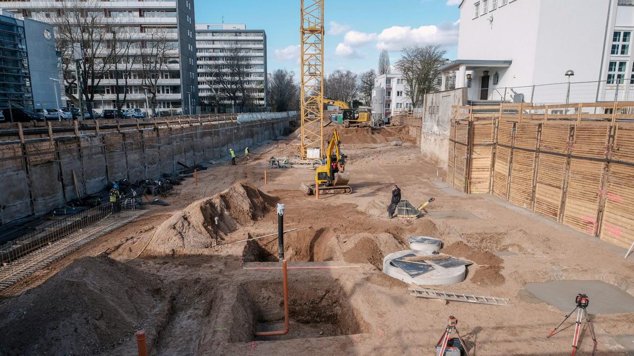 Draufsicht auf die Baugrube des Neubauprojekts am Clarenbachplatz in Köln.