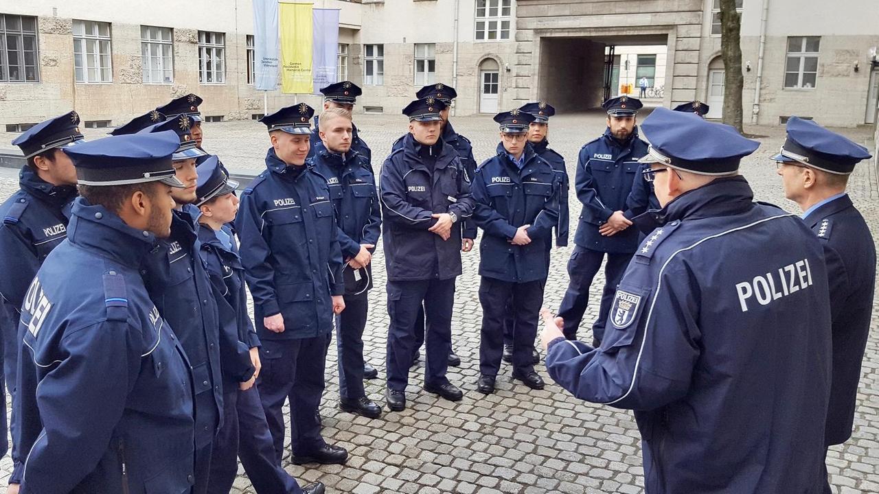 Berliner Polizeischüler im Bendlerblock