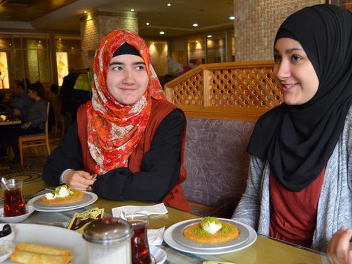 Lejla und Alina Lejla und Alina