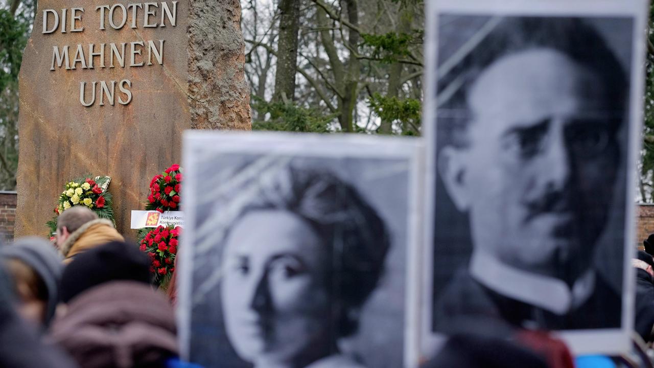 Vor einem Gedenkstein auf dem Friedhof Berlin-Friedrichsfelde sind am 14.1.2018 Bilder von Karl Liebknecht und Rosa Luxemburg zu sehen.