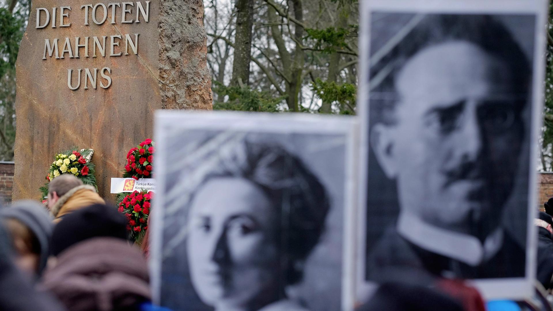 Vor einem Gedenkstein auf dem Friedhof Berlin-Friedrichsfelde sind am 14.1.2018 Bilder von Karl Liebknecht und Rosa Luxemburg zu sehen. Vor einem Gedenkstein auf dem Friedhof Berlin-Friedrichsfelde sind am 14.1.2018 Bilder von Karl Liebknecht und Rosa Luxemburg zu sehen.